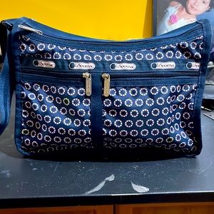 Nice purse almost New as you can see in the pictures